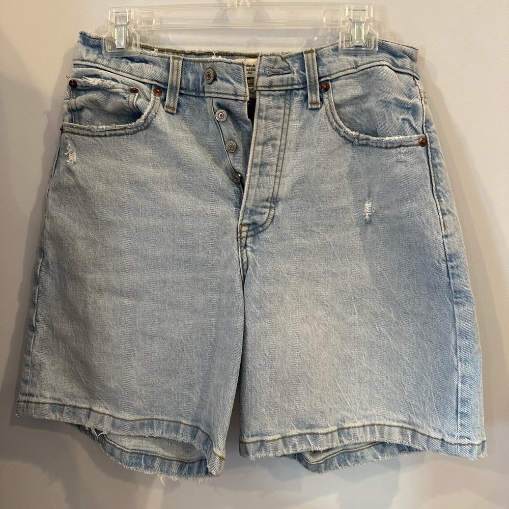 Abercrombie and Fitch The 7" Dad Short High Rise Curve Love (Light Wash)